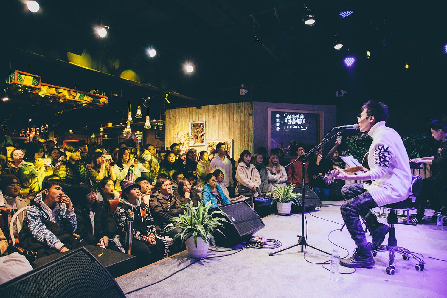 [livehouse都是站着吗]livehouse位置随便站吗