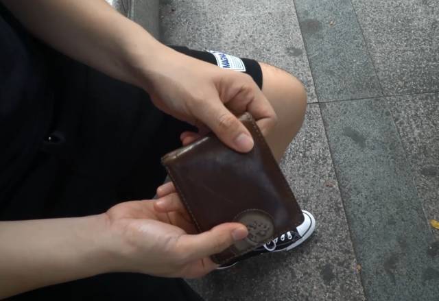 [捡到钱包1000元不还犯法吗]捡个钱包里面有1200块会被判刑吗