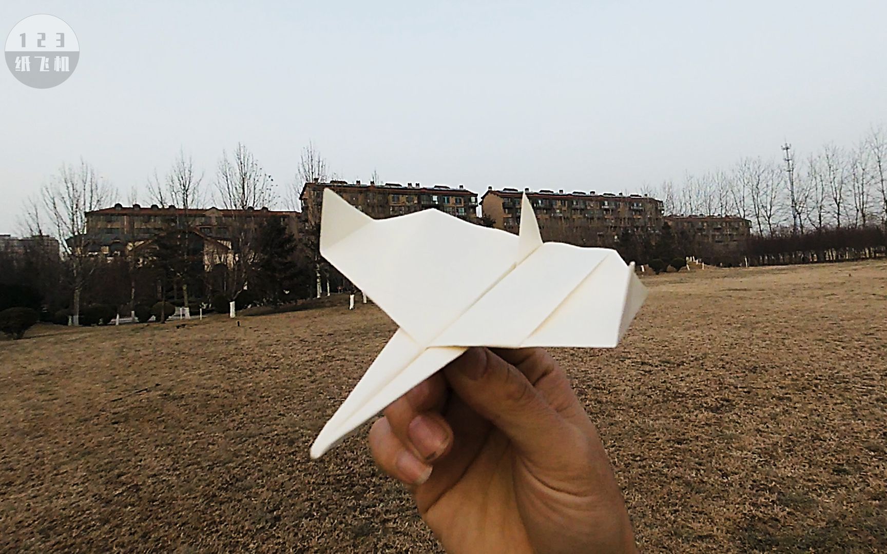 在空中转圈的纸飞机,在空中转圈的纸飞机怎么折
