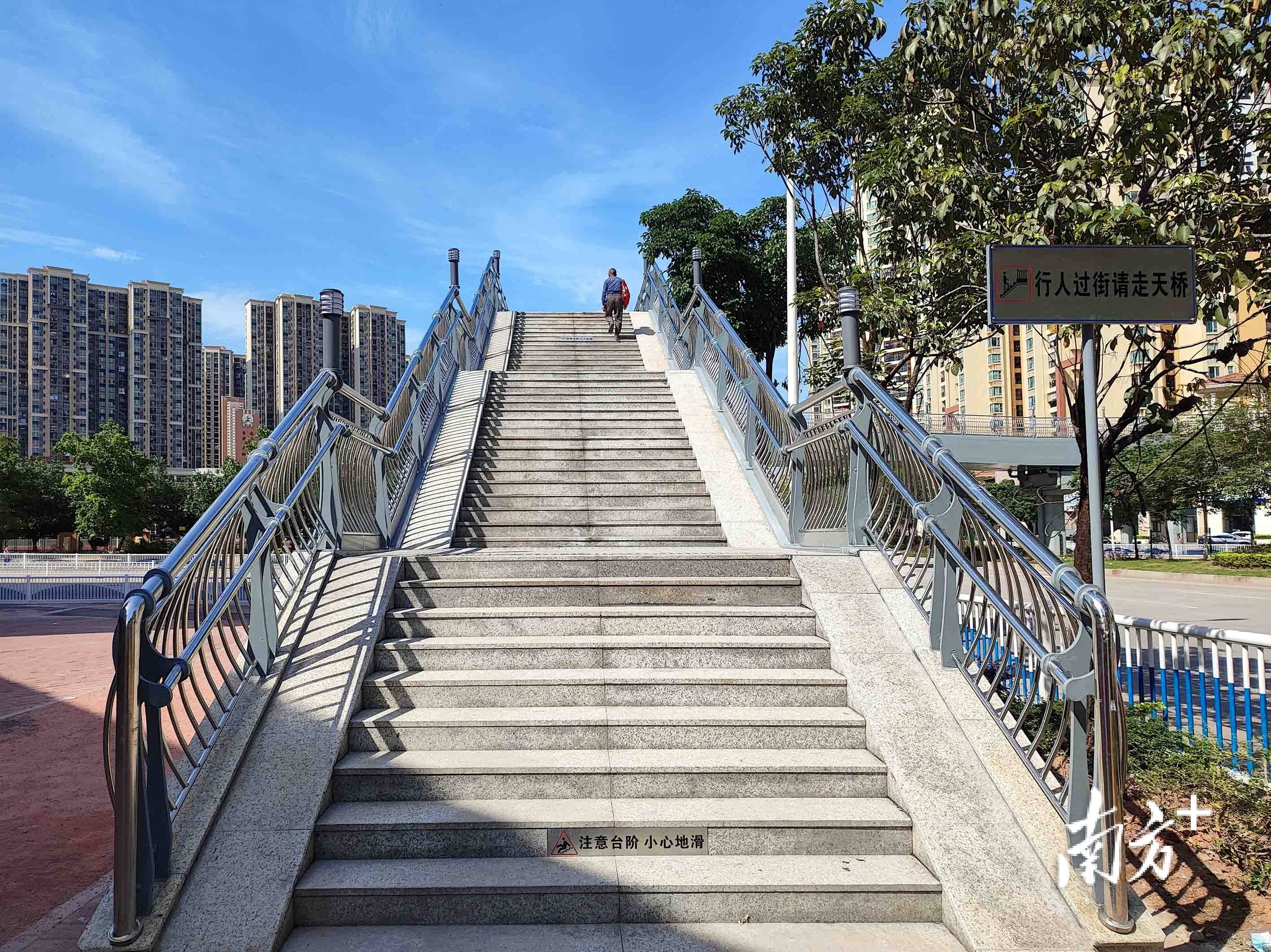 梯子与地面的斜度是多少度_梯子与地面的斜度是多少度的